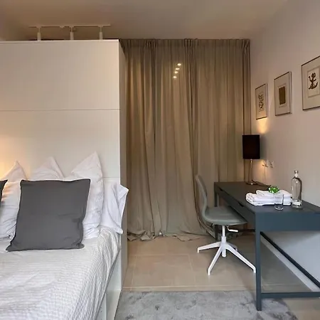 Quiet And Sunny In Absolut Center Apartment Dusseldorf