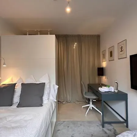 Quiet And Sunny In Absolut Center Apartment